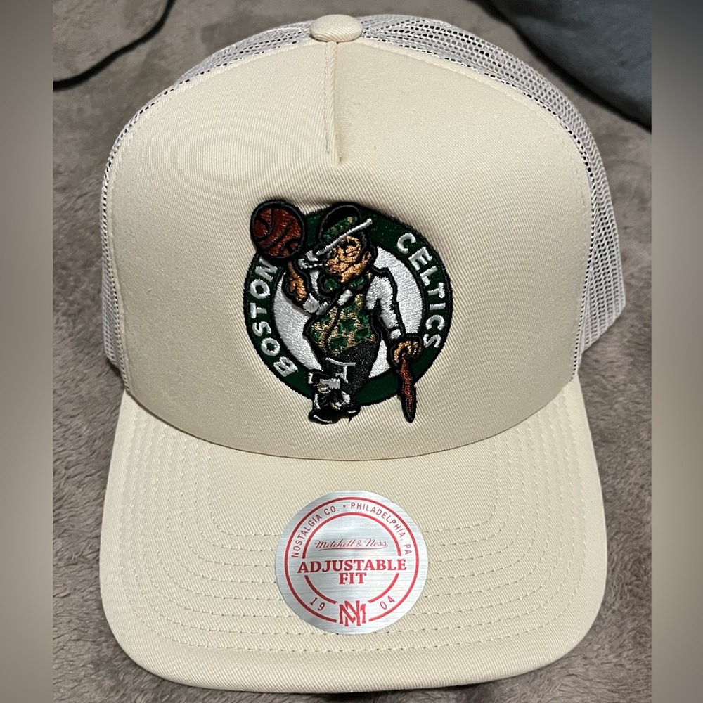 NWT Mitchell & Ness Boston Celtics snapback trucker evergreen off white NBA hat